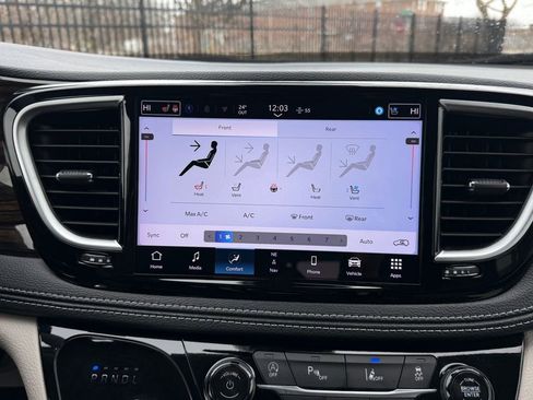 Used 2024 Chrysler Pacifica Limited image 24