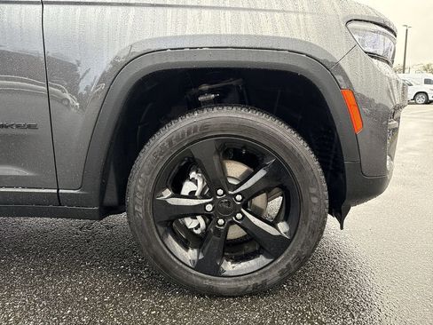 New 2025 Jeep Grand Cherokee Altitude image 10