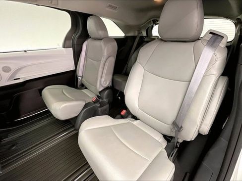 Used 2025 Toyota Sienna XLE image 20