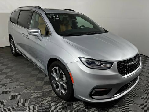 Used 2022 Chrysler Pacifica Pinnacle AWD/4WD image 3