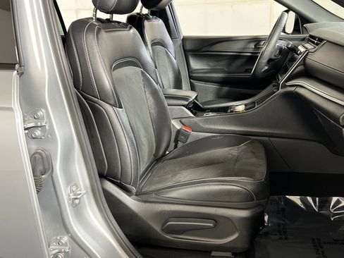 Used 2023 Jeep Grand Cherokee L Laredo image 27