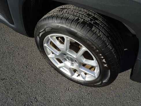 Used 2020 Jeep Renegade Latitude w/ Cold Weather Group image 8