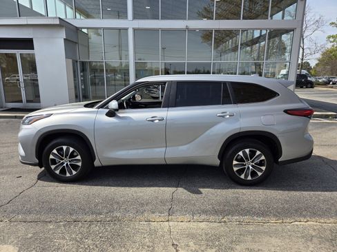 Used 2023 Toyota Highlander XLE image 8