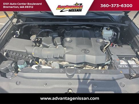 Used 2018 Toyota 4Runner SR5 AWD/4WD image 30