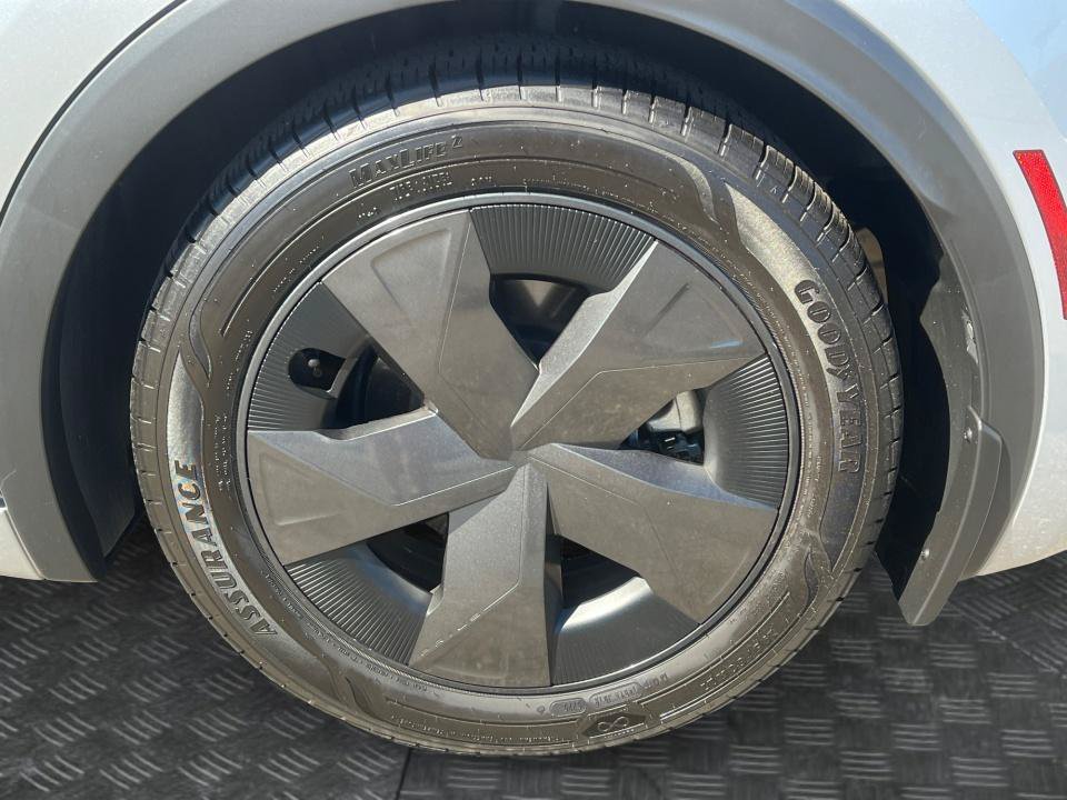 Used 2025 Toyota Prius LE FWD image 21