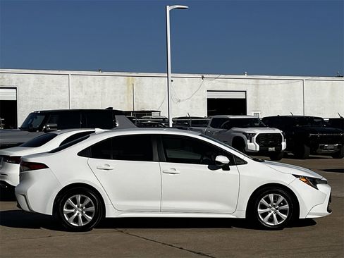 Used 2023 Toyota Corolla LE image 3