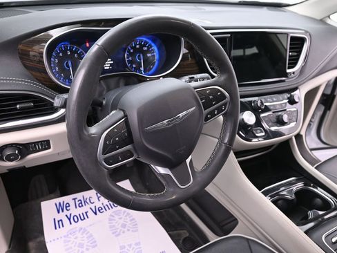 Used 2023 Chrysler Pacifica Limited image 16