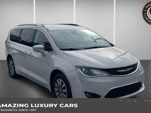 Used 2020 Chrysler Pacifica Touring-L Plus image 1