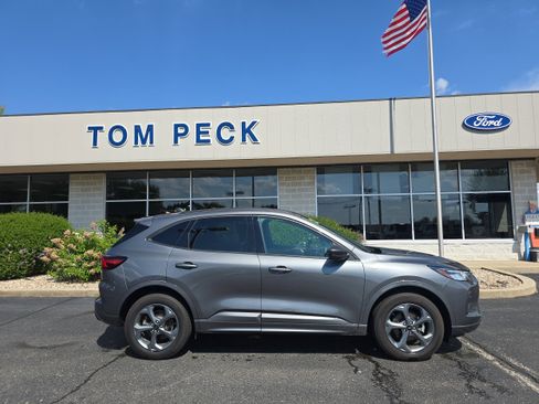 Used 2023 Ford Escape ST-Line w/ Tech Pack #1 AWD/4WD image 6
