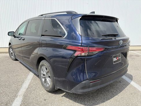 Used 2021 Toyota Sienna XLE w/ XLE Plus Package FWD image 5