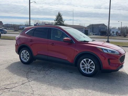 Used 2020 Ford Escape SE image 2