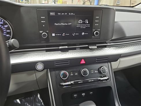 Used 2024 Kia Carnival LX image 20