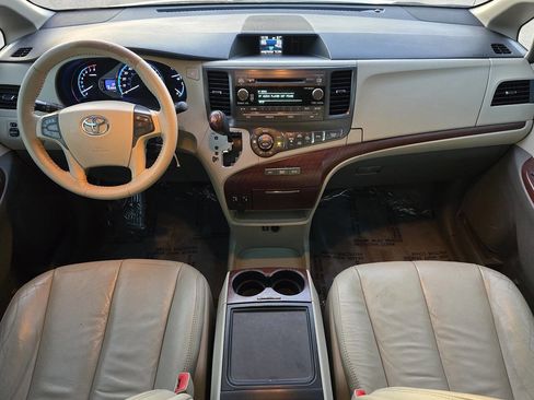 Used 2013 Toyota Sienna XLE image 22