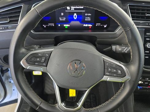 Used 2022 Volkswagen Tiguan SE w/ Panoramic Sunroof Package image 10