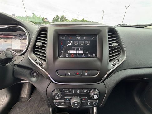 Used 2021 Jeep Cherokee Latitude Plus image 13