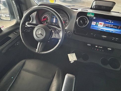 Used 2025 Mercedes-Benz Sprinter 2500 image 9