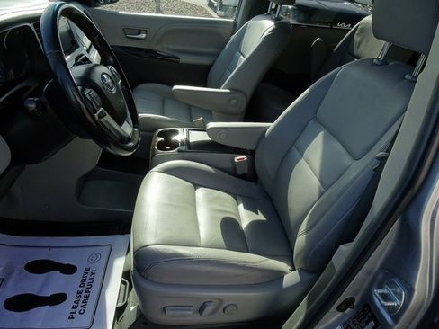 Used 2016 Toyota Sienna XLE image 10