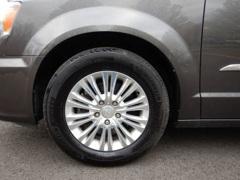 Used 2016 Chrysler Town & Country Limited FWD image 28