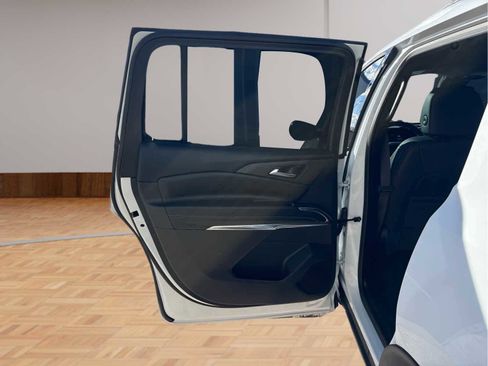 Used 2025 Chevrolet Traverse LT w/ Midnight/Sport Edition image 11