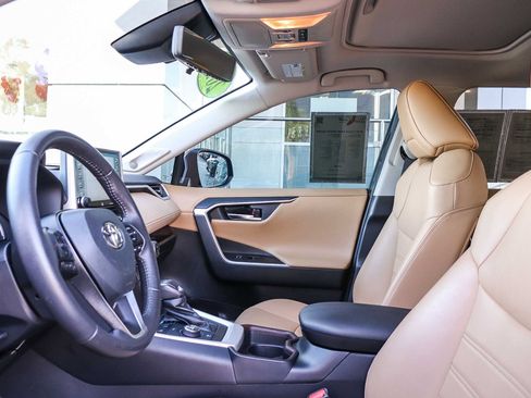 Used 2020 Toyota RAV4 Limited image 18