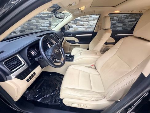 Used 2014 Toyota Highlander XLE AWD/4WD image 19