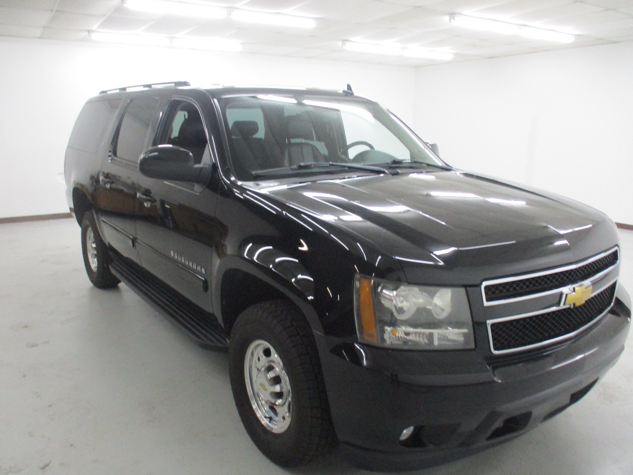 Used 2007 Chevrolet Suburban 2500 LT w/ LT Preferred Equipment Group AWD/4WD image 1