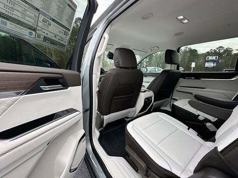 New 2026 GMC Acadia Denali w/ Super Cruise Package image 17