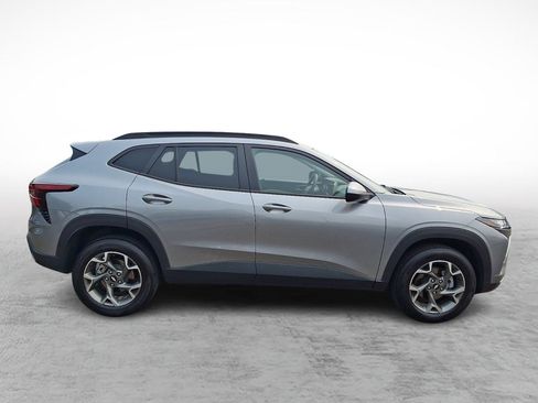 Used 2025 Chevrolet Trax LT FWD image 6