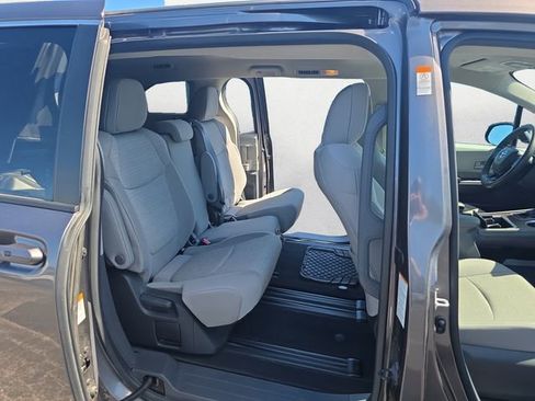 Used 2024 Toyota Sienna LE FWD image 20