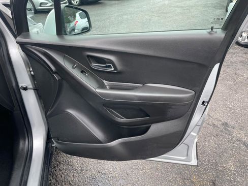 Used 2018 Chevrolet Trax LS AWD/4WD image 30