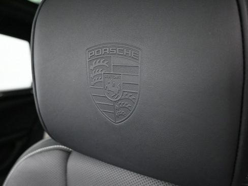 Certified 2025 Porsche Macan AWD/4WD image 11