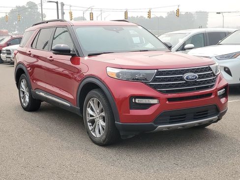 Used 2023 Ford Explorer XLT w/ Equipment Group 202A AWD/4WD image 4