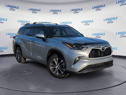 Used 2024 Toyota Highlander XLE image 2