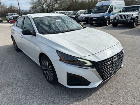 Used 2025 Nissan Altima 2.5 SV FWD image 4