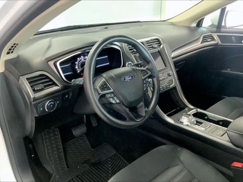 Used 2019 Ford Fusion SE FWD image 2