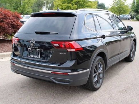 Used 2023 Volkswagen Tiguan SE w/ Panoramic Sunroof Package AWD/4WD image 3