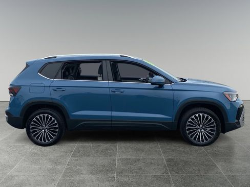 Used 2025 Volkswagen Taos SE image 6