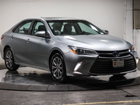 Certified 2017 Toyota Camry XLE w/ Moonroof Package FWD image 6