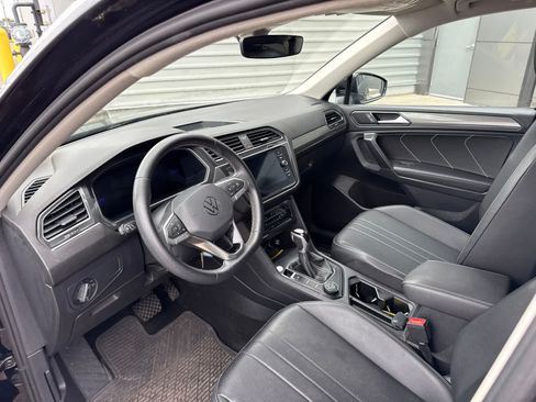Used 2023 Volkswagen Tiguan SE AWD/4WD image 9