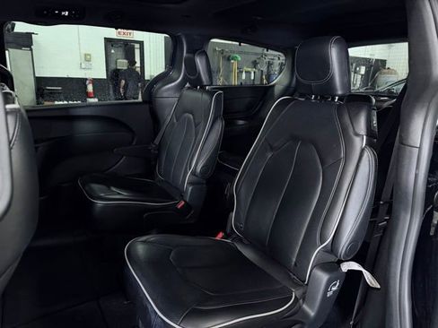 Used 2025 Chrysler Pacifica Limited FWD image 23