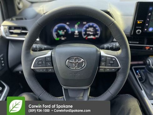 Used 2025 Toyota Sienna Platinum image 27