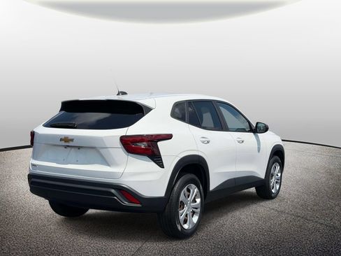Used 2024 Chevrolet Trax LS FWD image 2