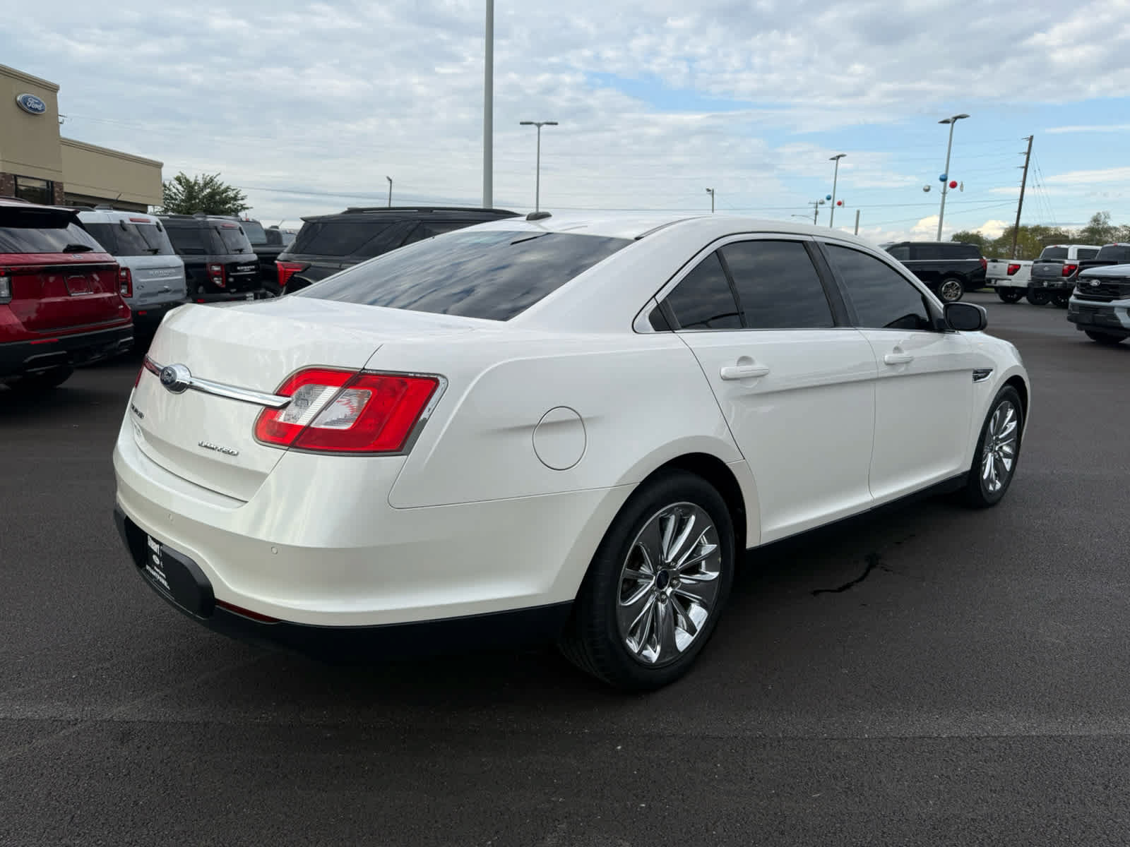 Used 2010 Ford Taurus Limited FWD image 19