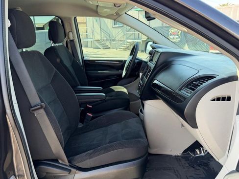 Used 2018 Dodge Grand Caravan SE w/ UConnect Hands-Free Group image 21