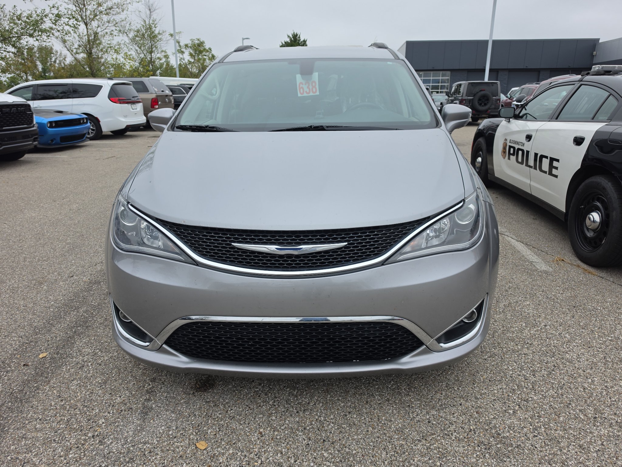 Used 2017 Chrysler Pacifica Touring-L FWD image 1