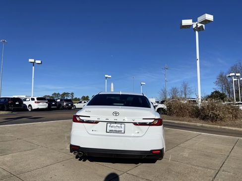 Used 2025 Toyota Camry SE image 9