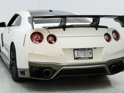 Used 2017 Nissan GT-R Premium w/ Premium Interior Package image 4