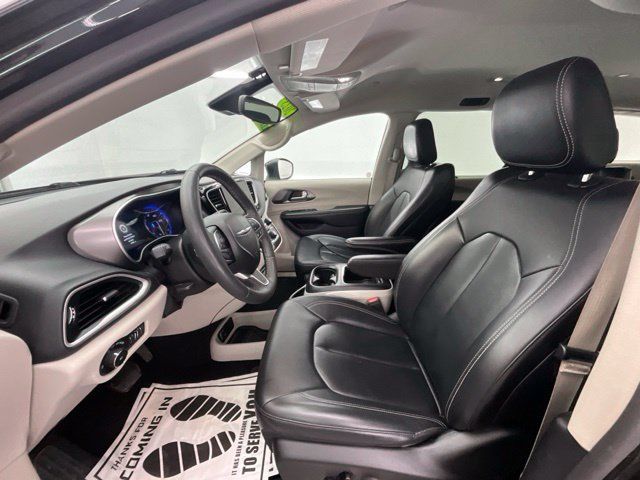 Used 2023 Chrysler Pacifica Touring-L FWD image 17