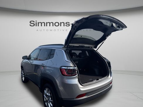 Used 2023 Jeep Compass Latitude AWD/4WD image 9
