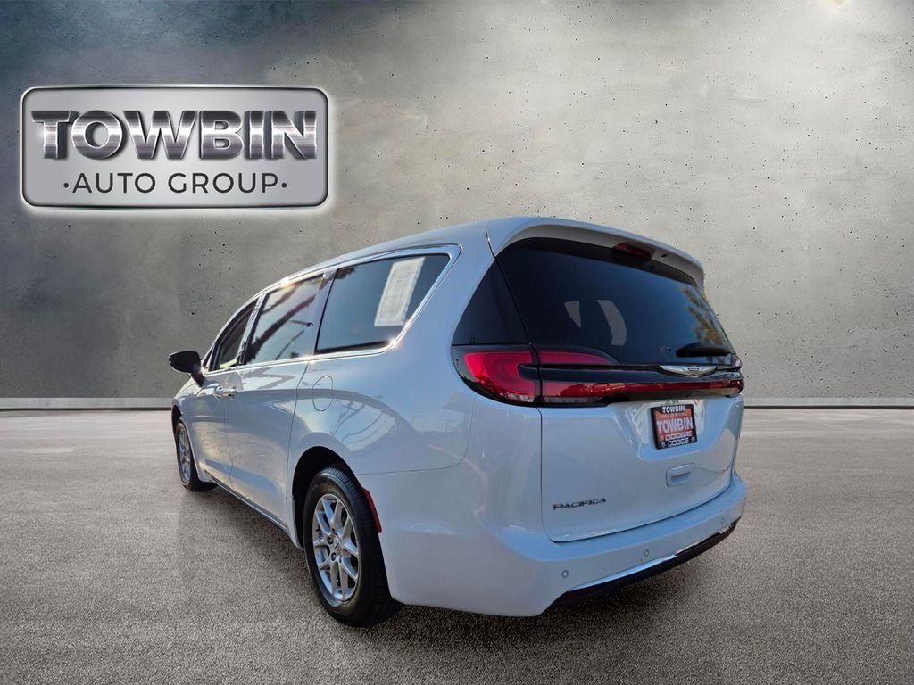Used 2024 Chrysler Pacifica Touring-L FWD image 6